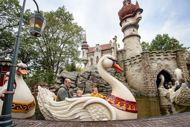 Een gezin in een zwaan bij De Zes Zwanen in het Sprookjesbos van de Efteling