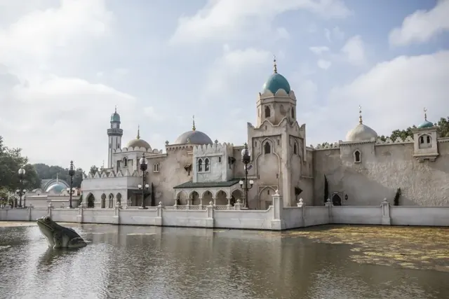 Het paleis van Fata Morgana aan het water in de Efteling
