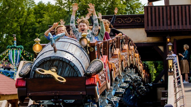 Bezoekers in de dubbele familie-achtbaan Max & Moritz in de Efteling