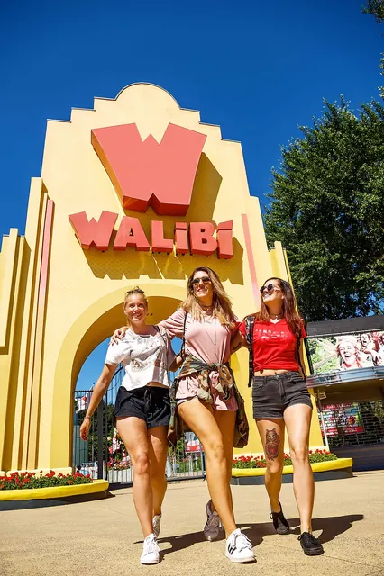 De hoofdingang van Walibi Holland