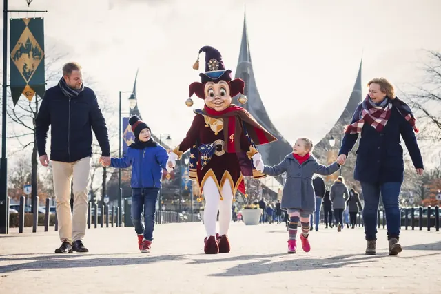 Een gezin met Pardoes bij het Huis van de Vijf Zintuigen, de entree van de Efteling