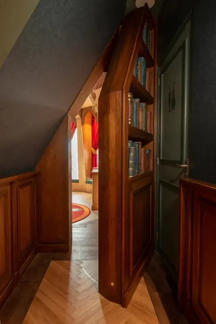 De doorgang naar de torenkamer van de Raveleijnsuite in het Efteling Hotel