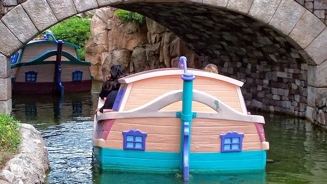 Bootjes van Le Pays des Contes de Fées in Fantasyland, Disneyland Parijs