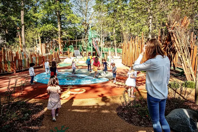 Kinderen en een ouder bij speelbos Nest! in de Efteling