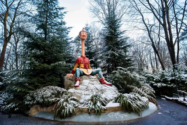 Langnek in de sneeuw tijdens de Winter Efteling