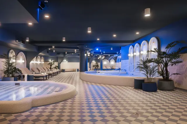 Het zwembad met spa-faciliteiten in het souterrain van het Efteling Grand Hotel