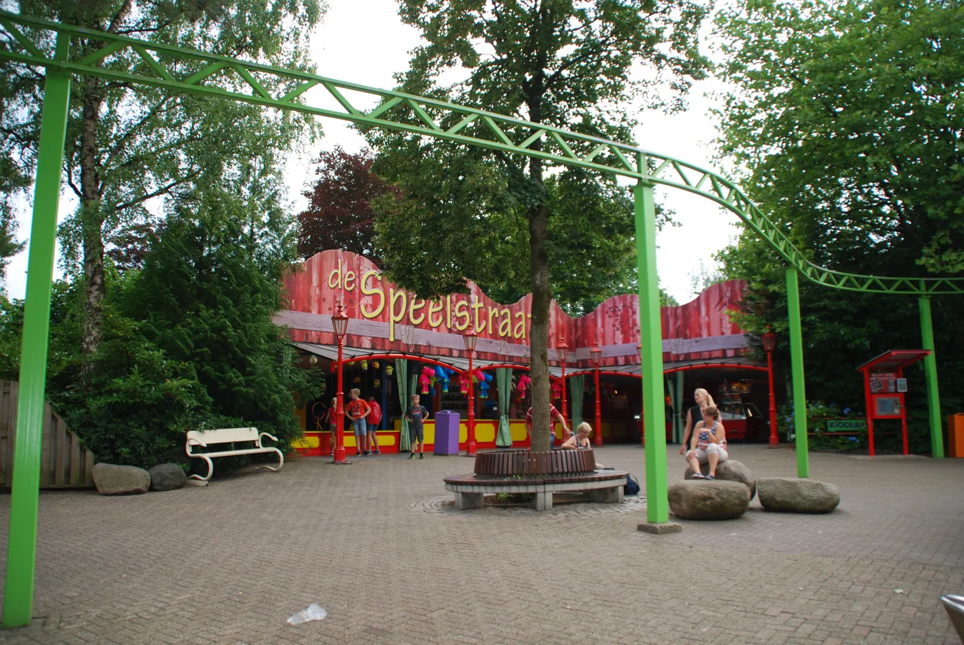 Het plein bij de Rioolrat in Avonturenpark Hellendoorn