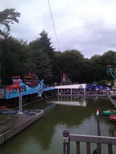 Archieffoto van de kabelbaan boven het water in Julianatoren