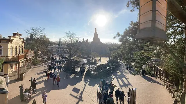 Frontierland in Disneyland Park Parijs met het kasteel op de achtergrond