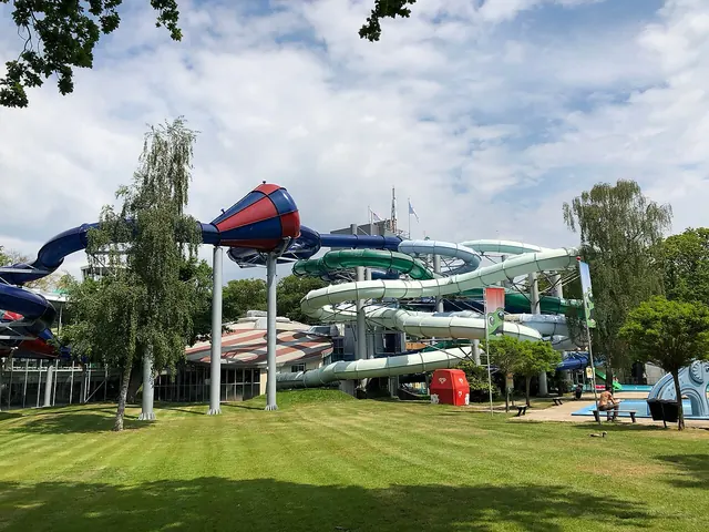 Glijbanen in het Tikibad van Duinrell