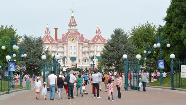Bezoekers op weg naar de ingang van Disneyland Park Parijs met het Disneyland Hotel