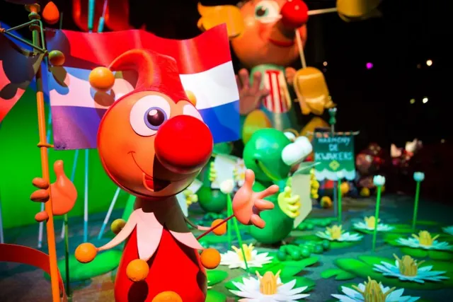 Een vrolijke scène in Carnaval Festival in de Efteling