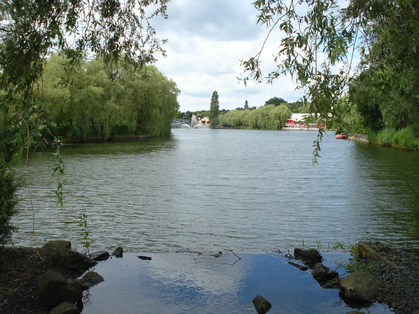 Het meer en de groene omgeving van Bobbejaanland