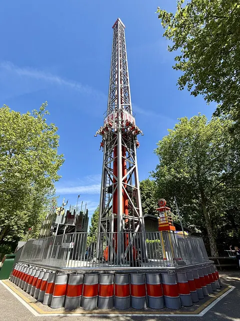 De vrije-valtoren Space Shot in Walibi Holland