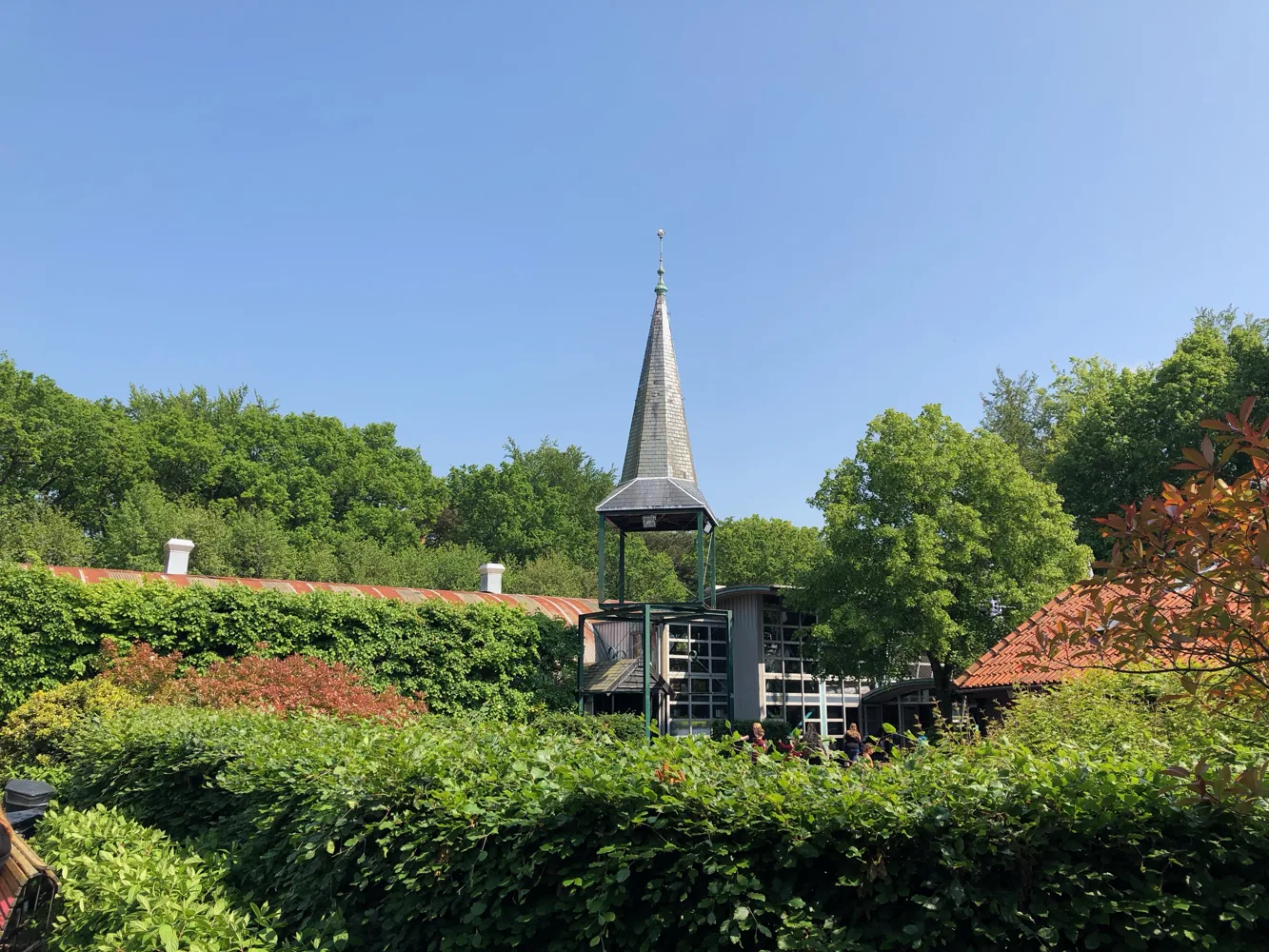 Duinrell tussen bomen en bloemen