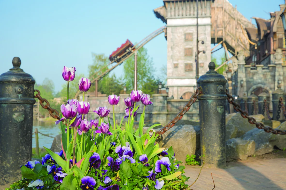 De Vliegende Hollander in de Efteling, met bloemen langs het water