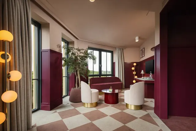 De woonkamer van een suite in het Efteling Grand Hotel